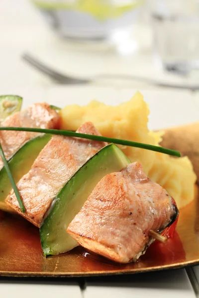 Espetos de salmão e abacate — Fotografia de Stock