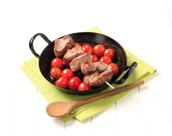 Pork kebab and tomatoes — Stock Photo, Image