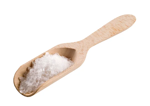 Θαλασσινό αλάτι σε μια ξύλινη σπάτουλα για άλατα — Φωτογραφία Αρχείου