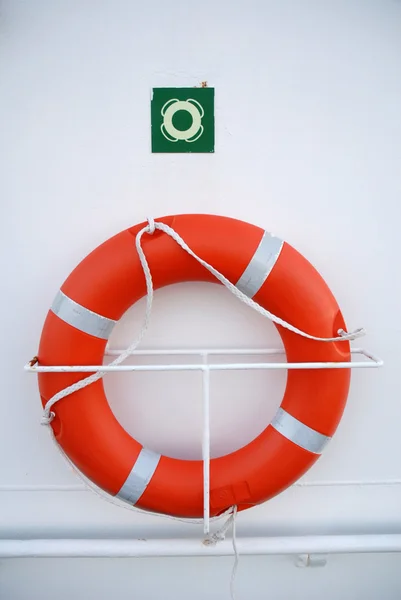 Lifebuoy bir tekne — Stok fotoğraf