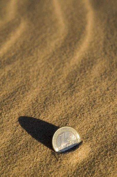 Moneta euro w piasku — Zdjęcie stockowe