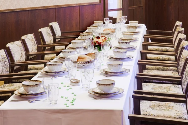 Tische für das Abendessen gedeckt — Stockfoto