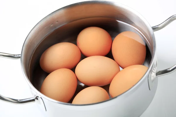 Яйця в каструлі — стокове фото