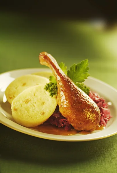 Kızarmış ördek, kırmızı lahana ve köfte — Stok fotoğraf
