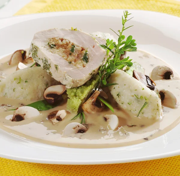Kip roll en aardappel dumplings in champignonsaus — Stockfoto