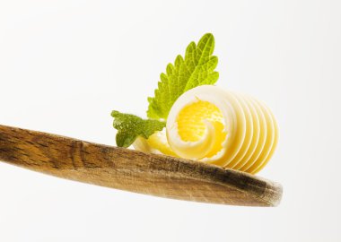 üzerine bir tahta kaşık tereyağı curl