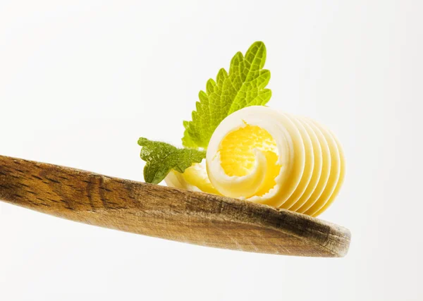 Boter curl op een houten lepel — Stockfoto