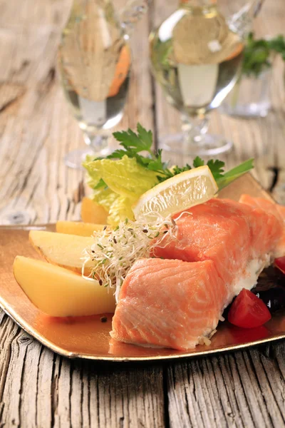 Salmon fillet and potatoes — Stock Photo, Image