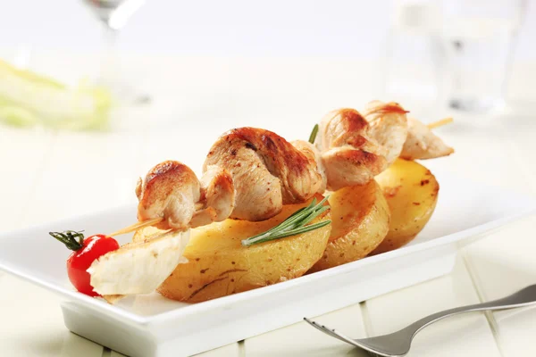 Chicken kebab and roasted potatoes — Stock Photo, Image