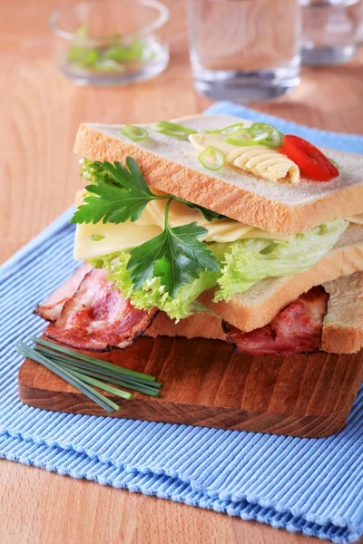 Sendvič se slaninou a sýrem — Stock fotografie