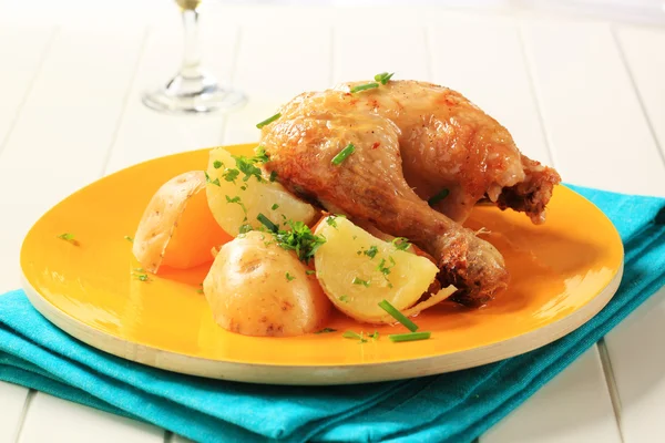 Жареная курица и картошка — стоковое фото
