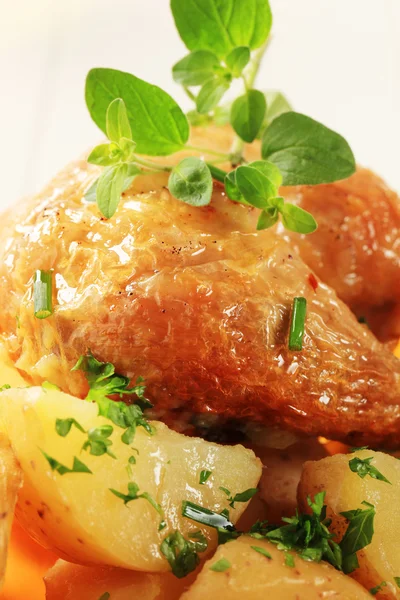 Pečené kuře a brambory — Stock fotografie