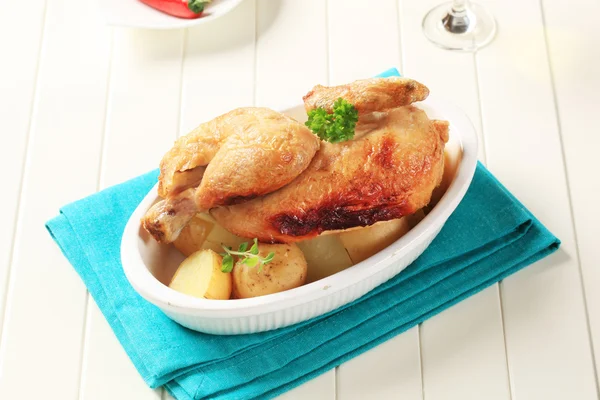 Ayam panggang dan kentang baru — Stok Foto