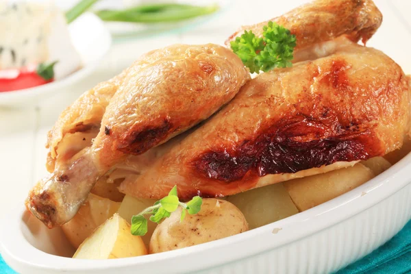 Жареная курица и новый картофель — стоковое фото