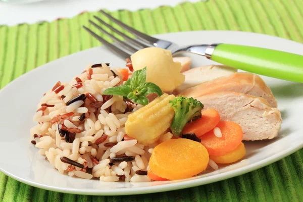 Chicken meat with mixed rice and vegetables — Stock Photo, Image