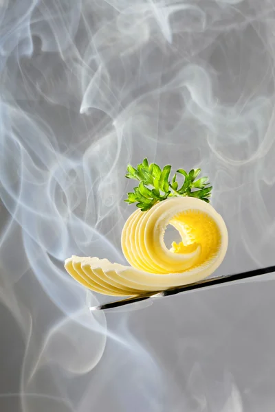 Rizo de mantequilla en un cuchillo — Foto de Stock