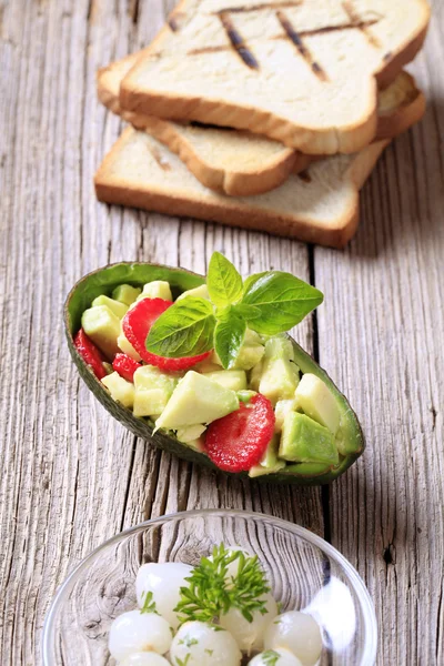 Салат з авокадо і підсмажений хліб — стокове фото