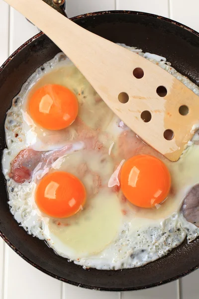Préparation du jambon et des œufs — Photo