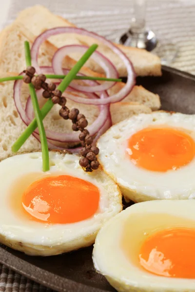 Fried eggs and bread — Stock Photo, Image