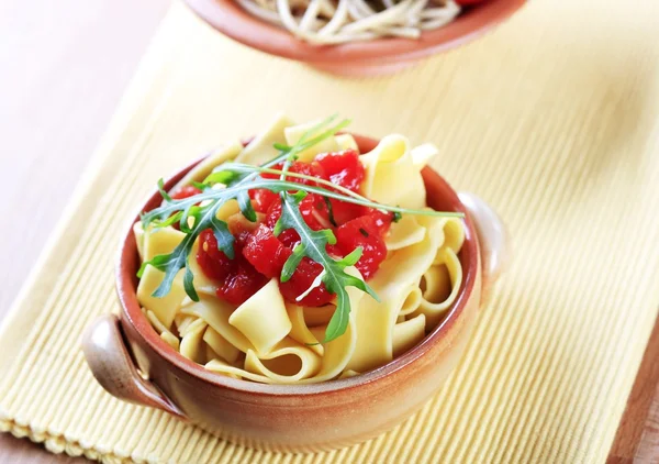 Band pasta och skalade tomater — Stockfoto