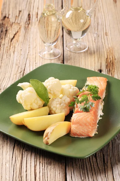Filete de salmón con patatas y coliflor —  Fotos de Stock