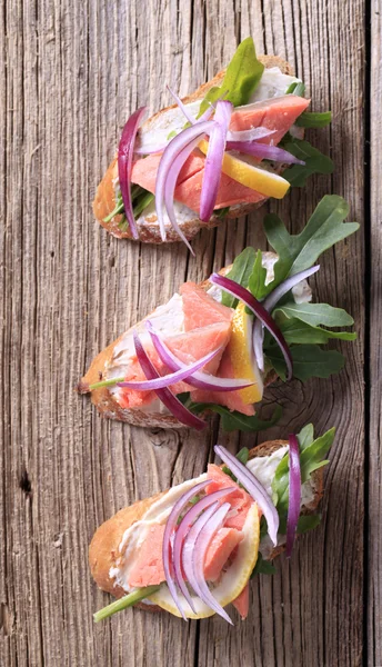 Sanduíches de salmão abertas — Fotografia de Stock
