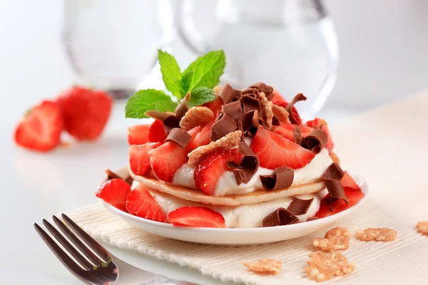 Pancakes with quark and strawberries — Stock Photo, Image