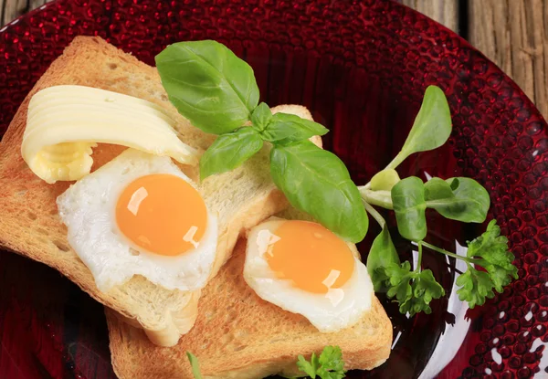 Stekta ägg och rostat bröd — Stockfoto