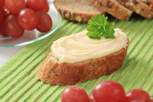 Pan y queso untado —  Fotos de Stock