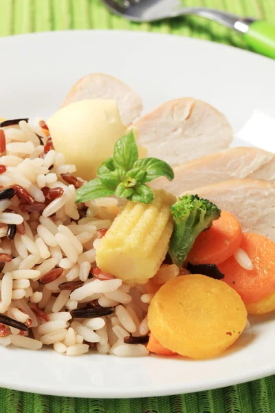 Kuřecí maso s smíšené rýže a zeleniny — Stock fotografie