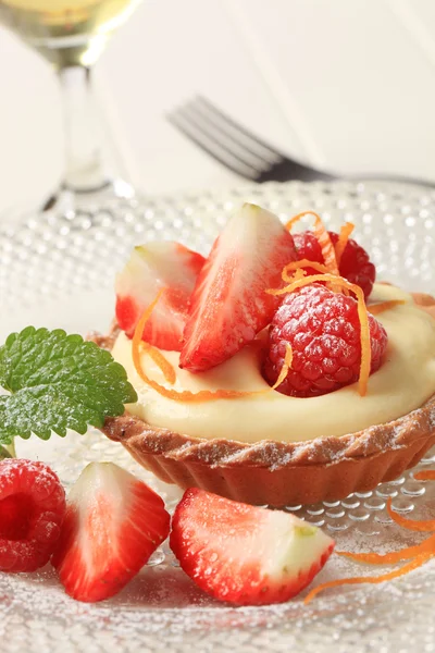 Vaniljkräm tårta med frukt — Stockfoto