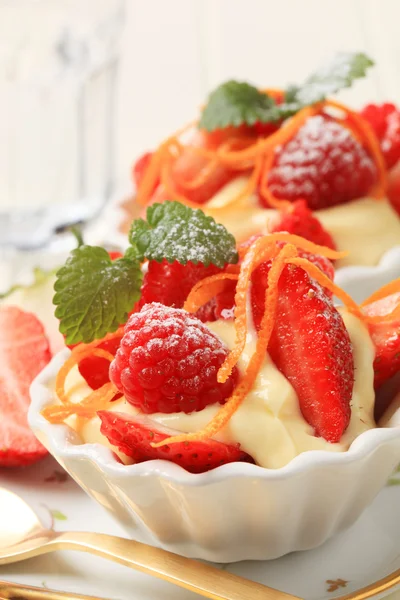 Cremiger Pudding und frisches Obst — Stockfoto