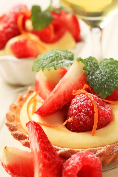 Custard tart with fruit — Stock Photo, Image