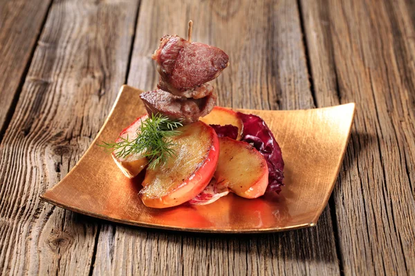 Roasted meat and apple — Stock Photo, Image