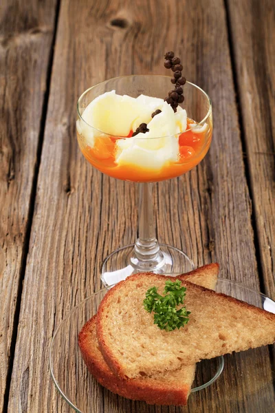 Zacht gekookt ei en gebakken brood — Stockfoto