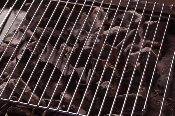 Carvão vegetal sob uma grelha de churrasco — Fotografia de Stock