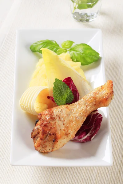 Roasted chicken drumstick and mashed potato — Stock Photo, Image