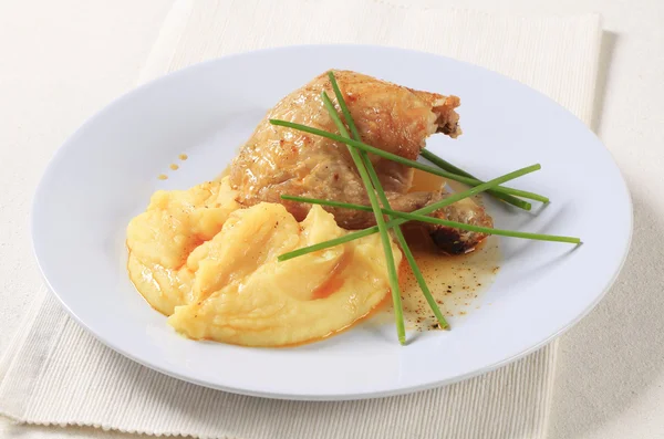 Roasted chicken and mashed potato — Stock Photo, Image