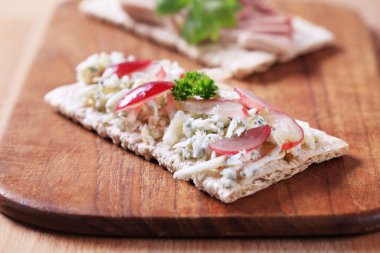 mavi peynir ve pate ile crispbread