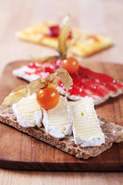 Crispbread with cheese and jam — Stock Photo, Image