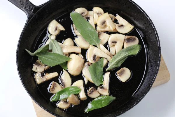 Remuer les champignons de friture — Photo