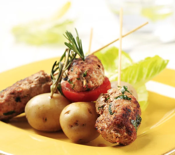 Gehakt vlees Kebab en krielaardappeltjes — Stockfoto