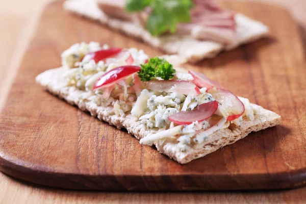 Crispbread with blue cheese and pate — Stock Photo, Image