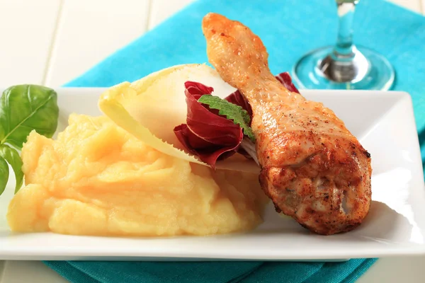 Roasted chicken drumstick and mashed potato — Stock Photo, Image