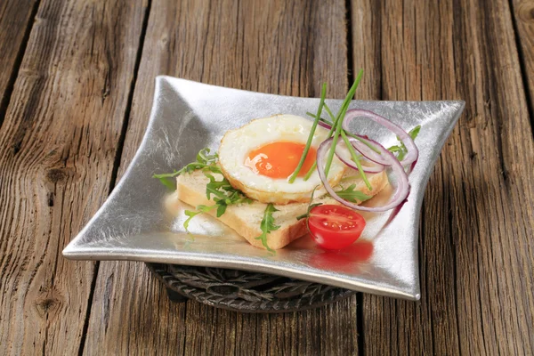 Jajko sadzone i biały chleb — Zdjęcie stockowe