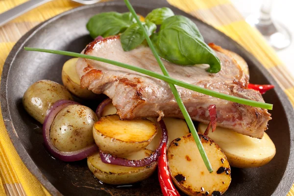 Жареная свиная отбивная и картошка — стоковое фото