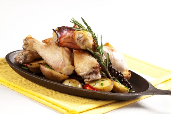 Roasted chicken drumsticks and potatoes — Stock Photo, Image