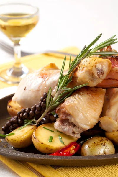 stock image Roasted chicken drumsticks and potatoes