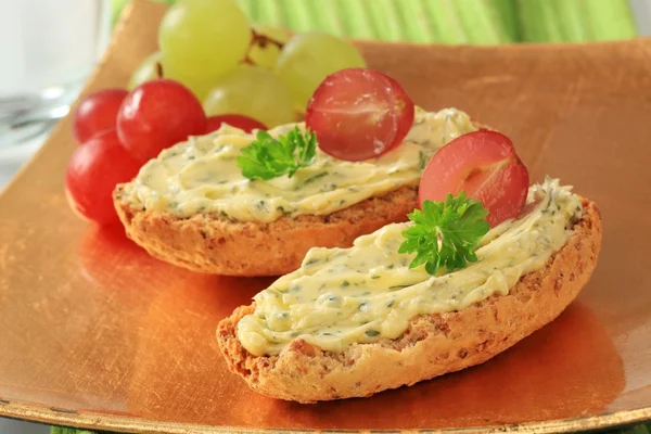 Roti gulung renyah dan mentega herbal — Stok Foto