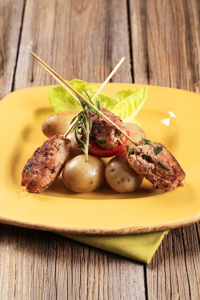 Carne macinata kebab e patate novelle — Foto Stock